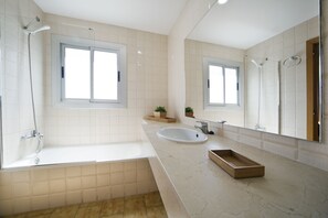 อพาร์ทเมนท์, 2 ห้องนอน, วิวทะเล | ห้องน้ำ