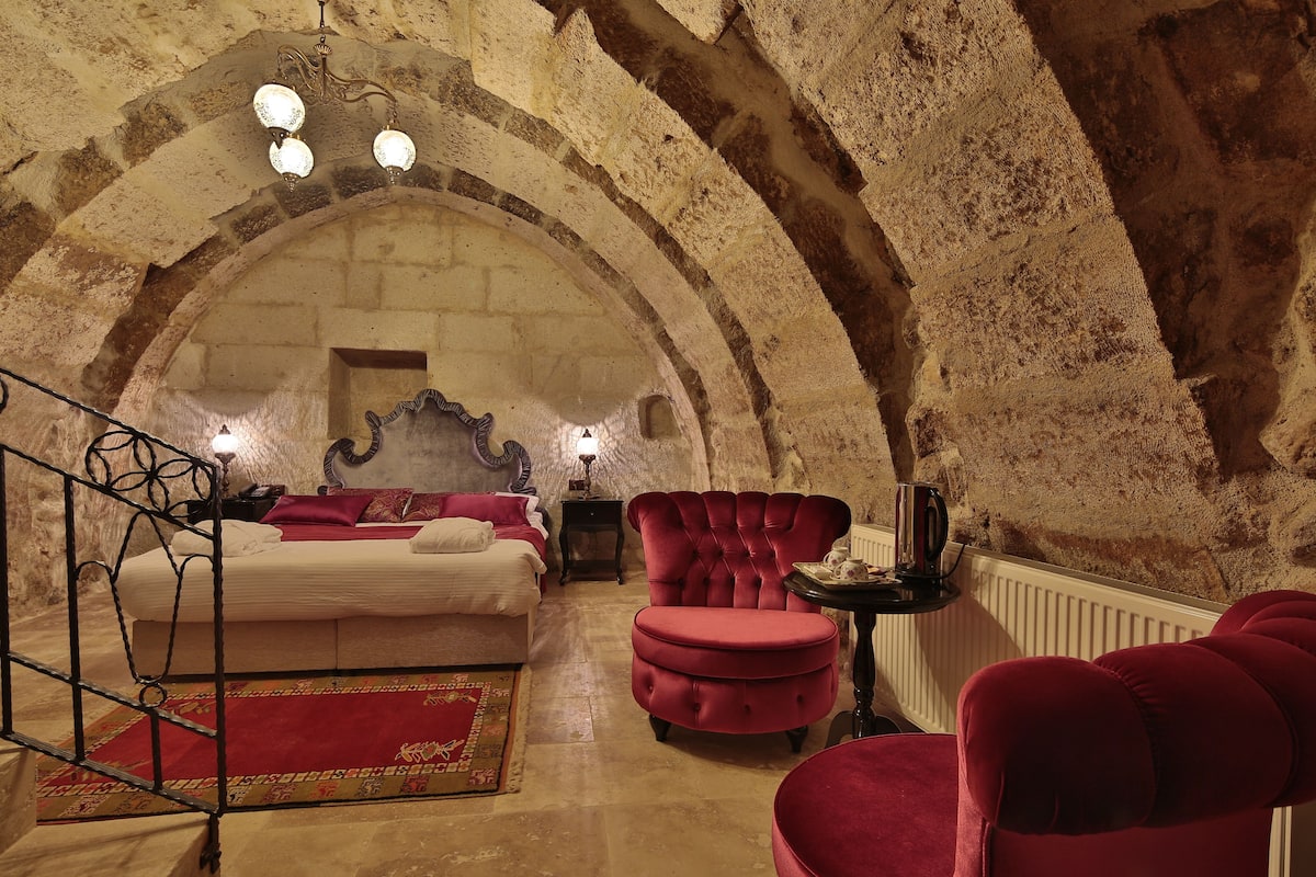 Room | Premium bedding, down comforters, in-room safe, desk