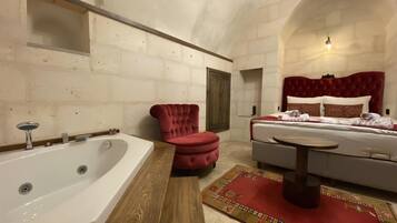 Royal Room | Premium bedding, down comforters, in-room safe, individually furnished