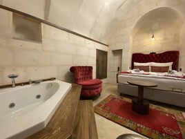 Royal Room | Premium bedding, down comforters, in-room safe, individually furnished