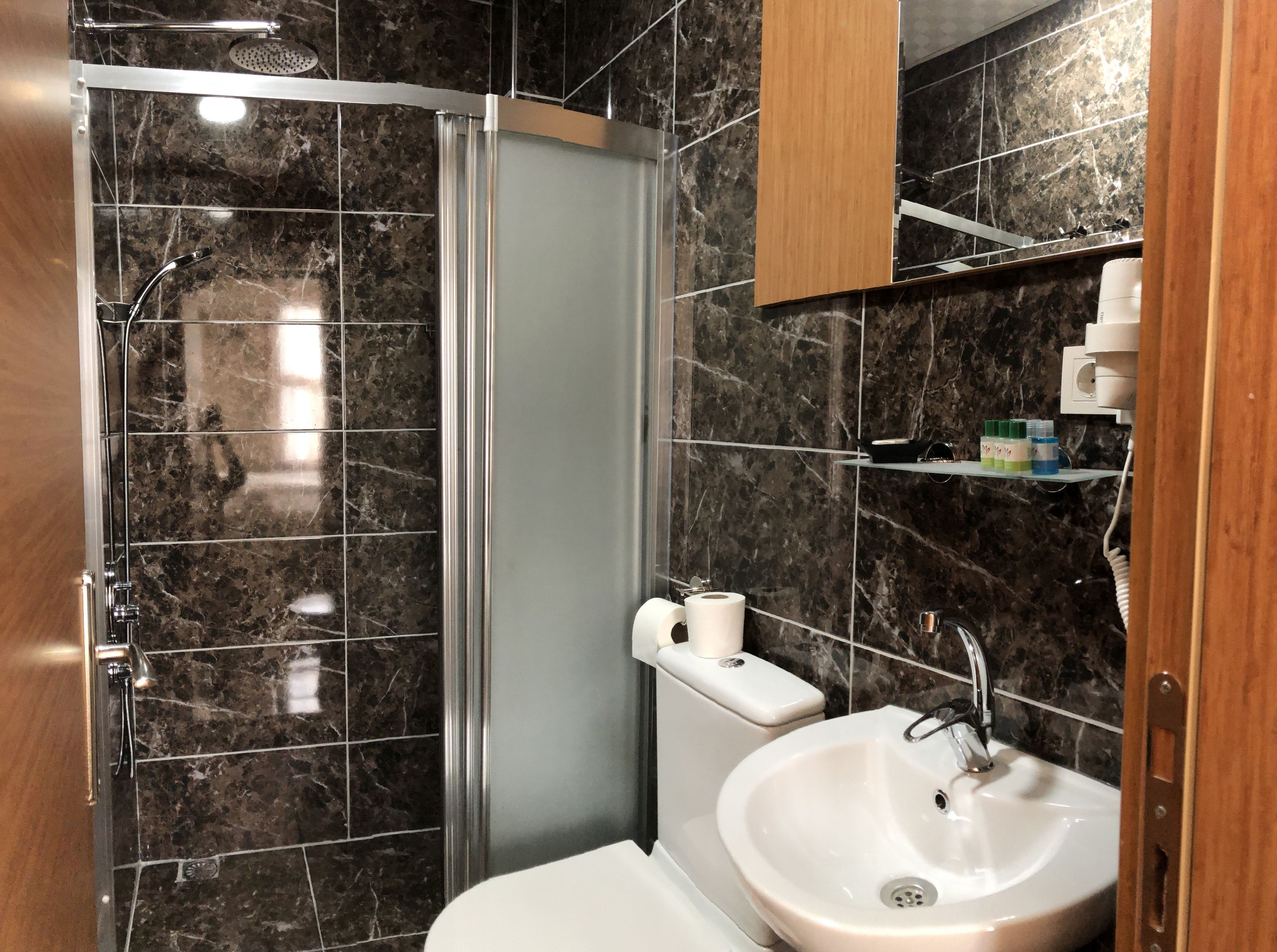 Chambre Triple Standard, non-fumeurs | Salle de bain | Douche, douche à « effet pluie », articles de toilette de luxe