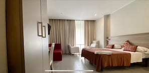 스탠다드 트리플룸 | 고급 침구, 오리/거위털 이불, 메모리폼 침대, 책상