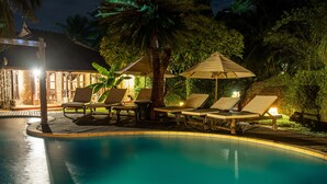 Familjebungalow - utsikt mot poolen | Utomhuspool