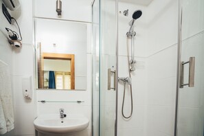 Double or Twin Room | Bathroom | Shower, free toiletries, hair dryer, towels - Pensión Irune by Vivere Stays (San Sebastián)