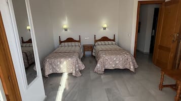 Habitación con 1 cama doble o 2 individuales, terraza | Escritorio, sistema de insonorización, cunas gratuitas y wifi gratis