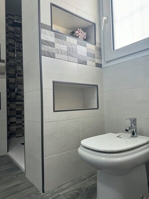 Doppel- oder Zweibettzimmer, Terrasse | Badezimmer | Kostenlose Toilettenartikel, Haartrockner, Handtücher