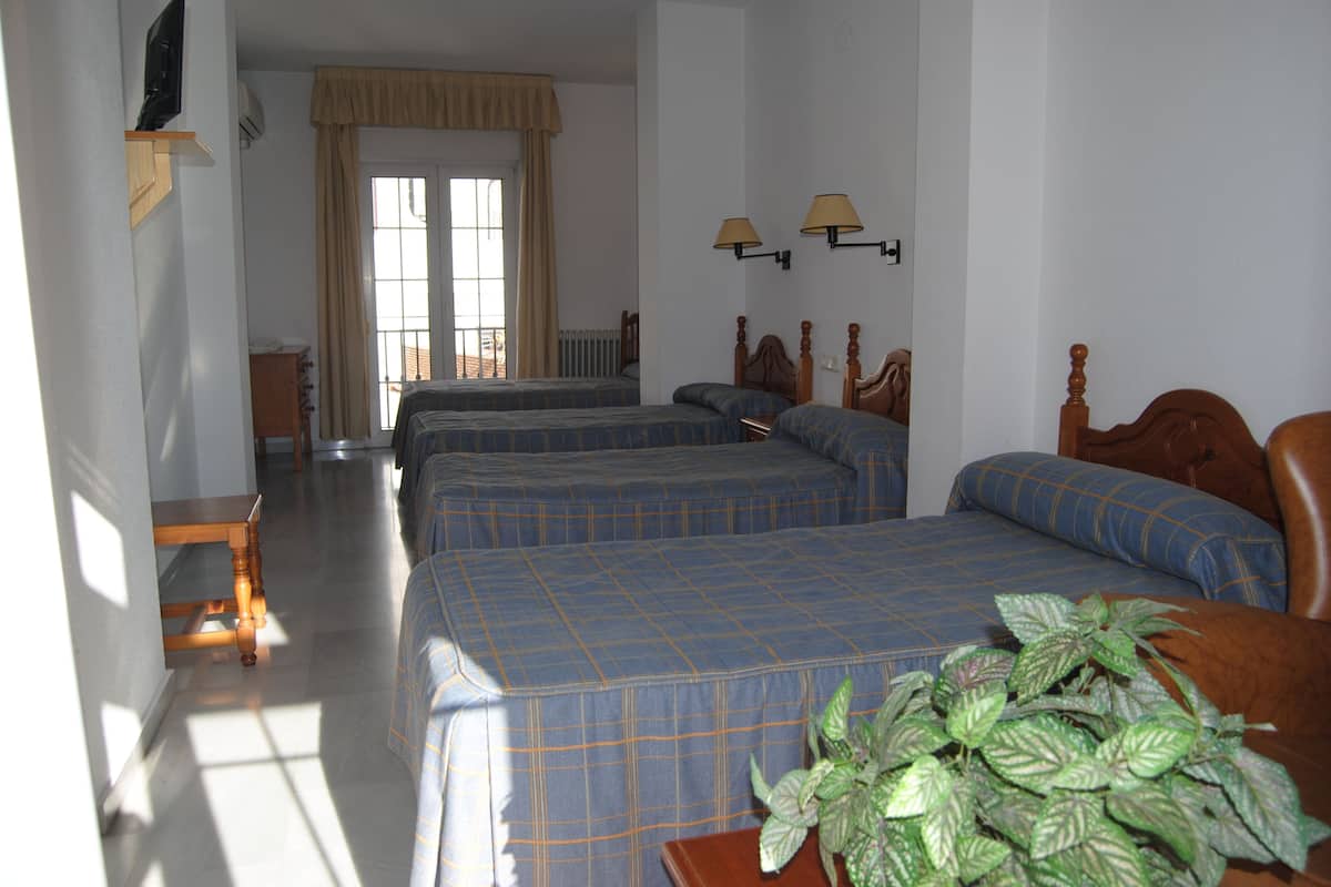 Quadruple Room | Desk, soundproofing, free cots/infant beds, free WiFi