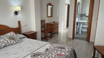 Doppel- oder Zweibettzimmer, Terrasse | Schreibtisch, schallisolierte Zimmer, kostenlose Babybetten