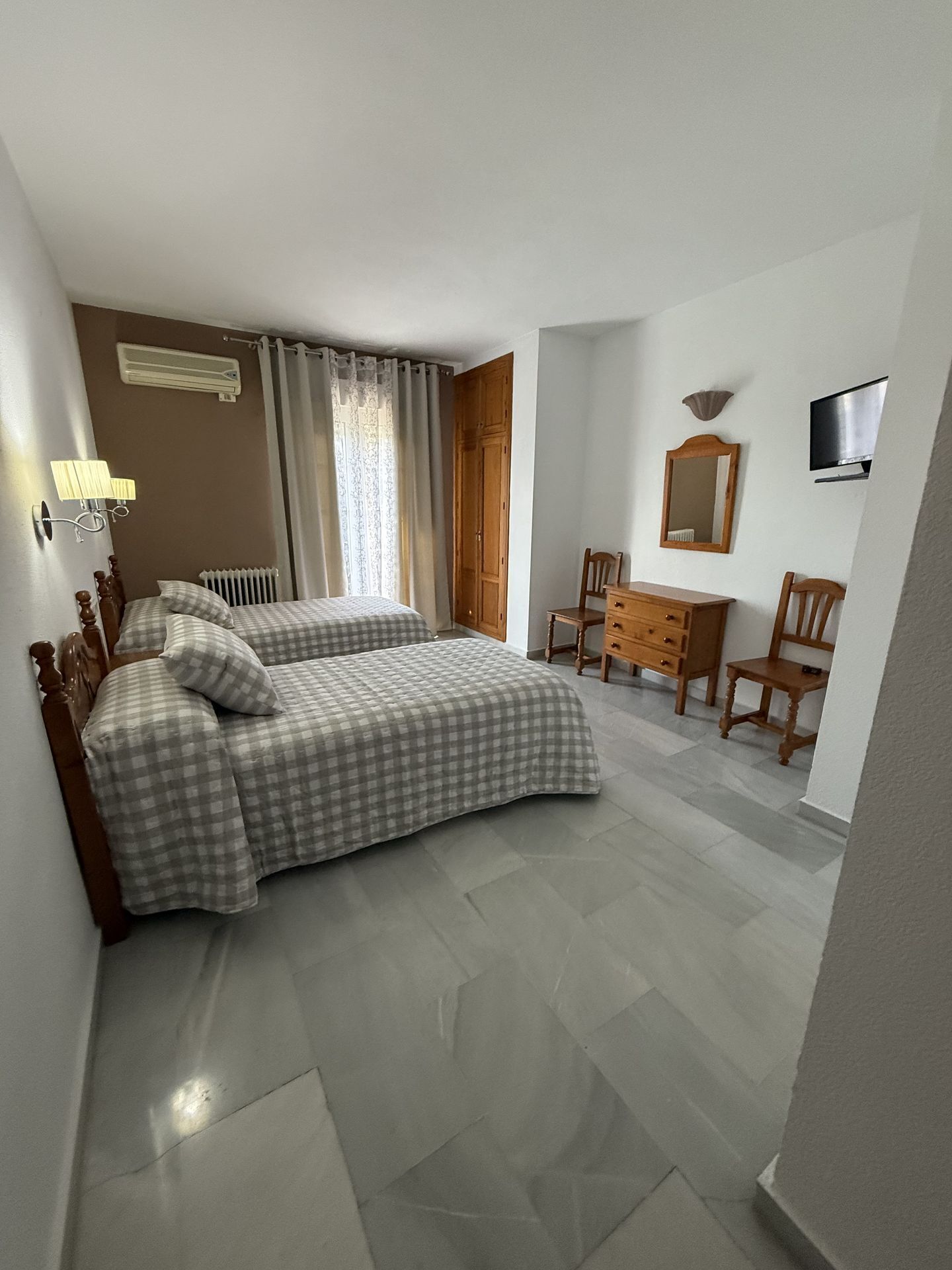 Habitación superior con 1 cama doble o 2 individuales | Escritorio, sistema de insonorización, cunas gratuitas y wifi gratis