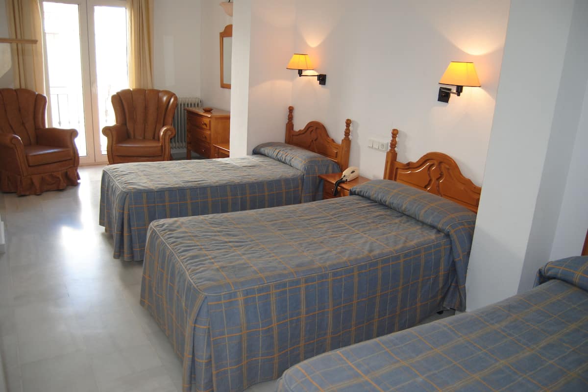 Triple Room | Desk, soundproofing, free cots/infant beds, free WiFi