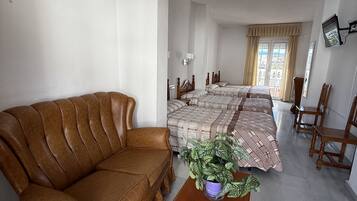 Bureau, chambres insonorisées, lits bébé (gratuits), Wi-Fi gratuit