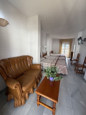 Quadruple Room | Desk, soundproofing, free cribs/infant beds, free WiFi