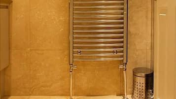 Luxury Apartment, 2 Bedrooms, Ground Floor | Bathroom | Shower, free toiletries