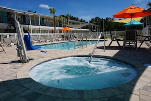 Outdoor spa tub - The Smart Stay Inn (St. Augustine)