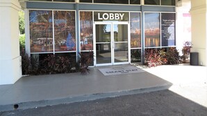 Un edificio con un cartel que dice "Lobby" y un felpudo que indica "Smart Stay Inn" en la entrada.