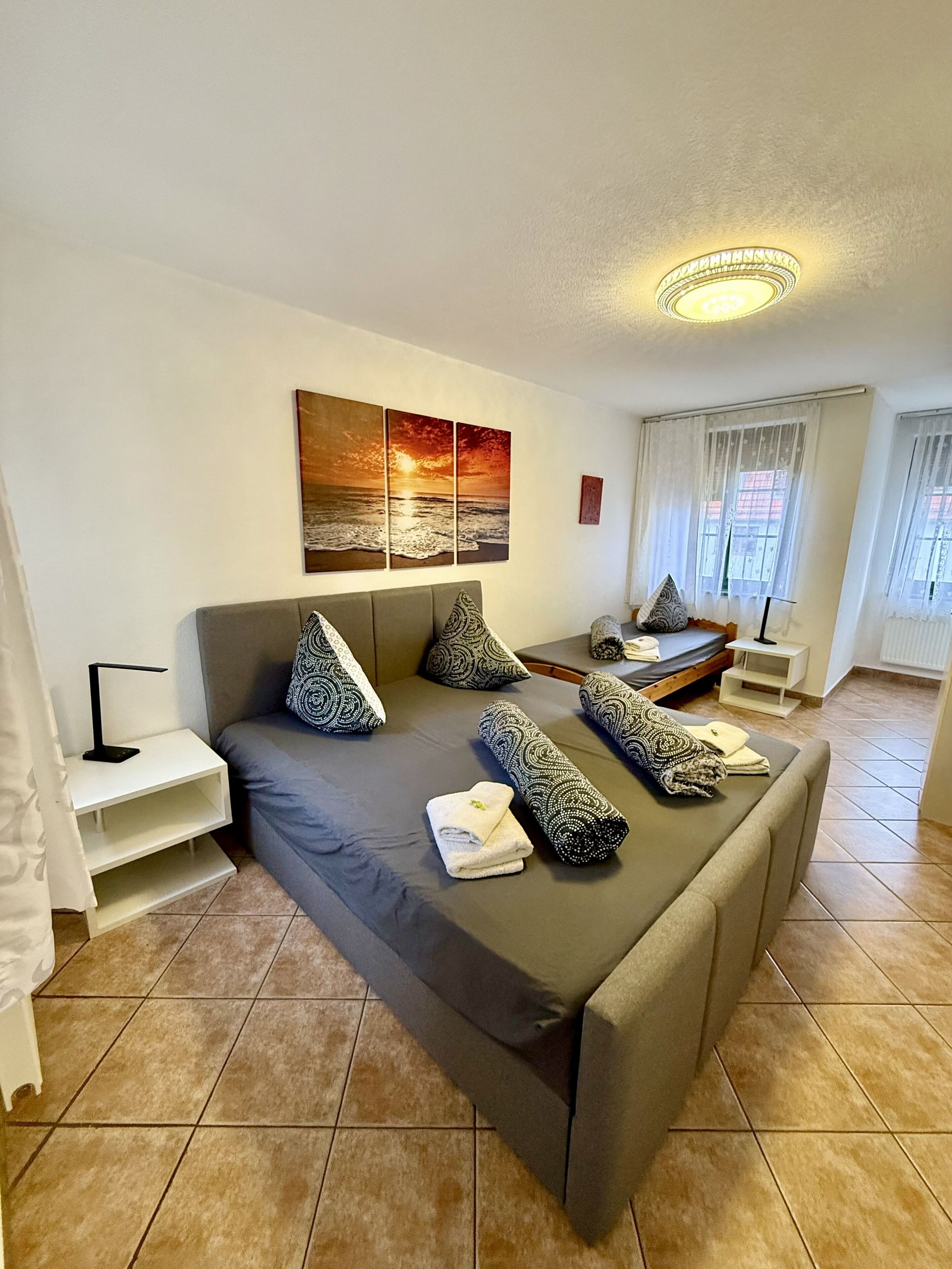 Comfort appartement, 1 slaapkamer, balkon, aan tuin (Wohnung 2) | Woonruimte | Lcd-televisie, een dvd-speler, boeken en een kantoor