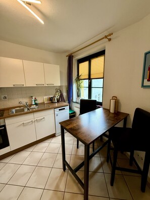 Condo conforto, 1 quarto, sacada, no jardim (Wohnung 2) | Cozinha privada | Geladeira grande, micro-ondas, cooktop, lava-louças