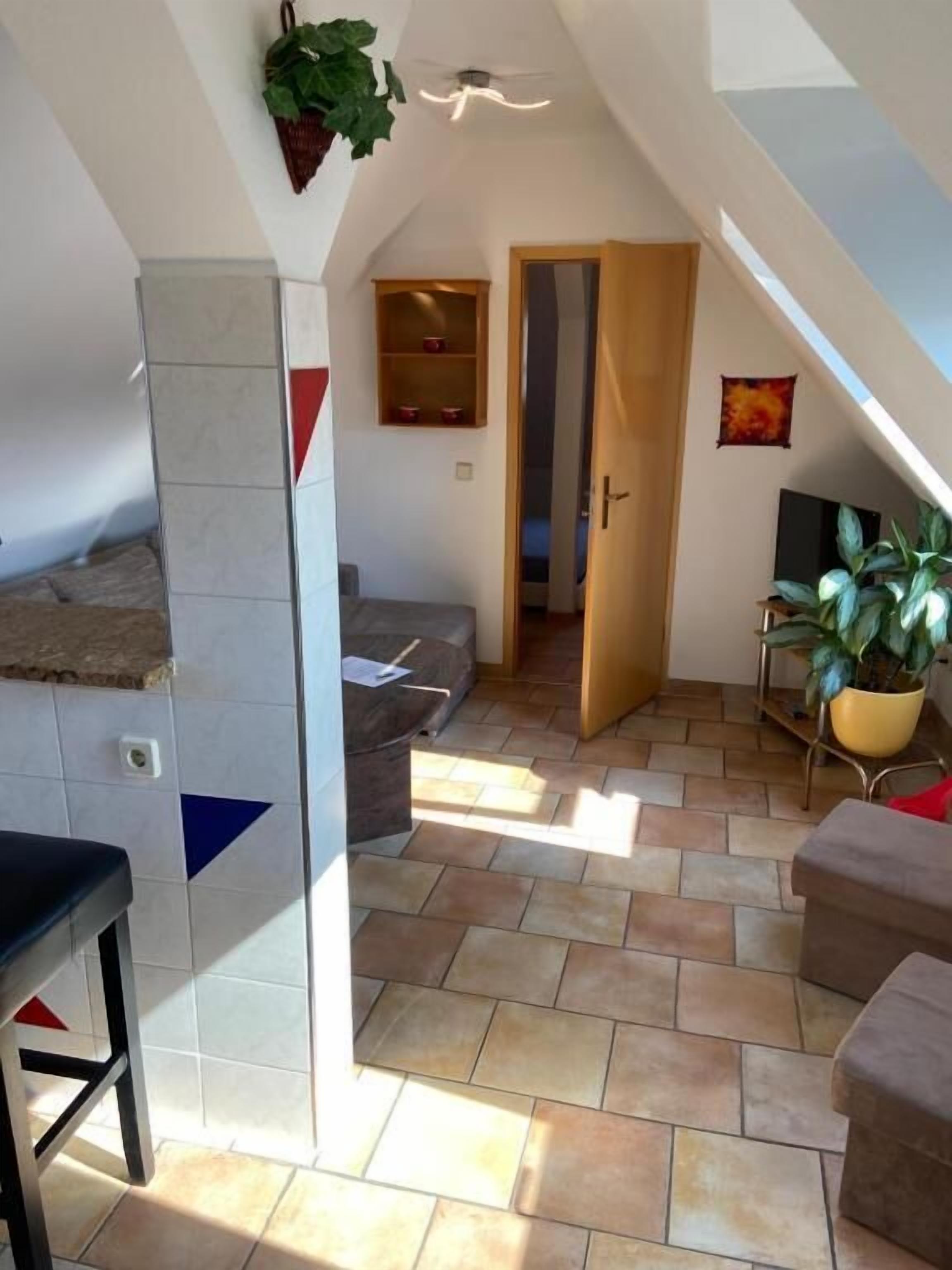 Comfort appartement, 1 slaapkamer, keuken, aan tuin (Wohnung 4) | Woonruimte | Lcd-televisie, een dvd-speler, boeken en een kantoor