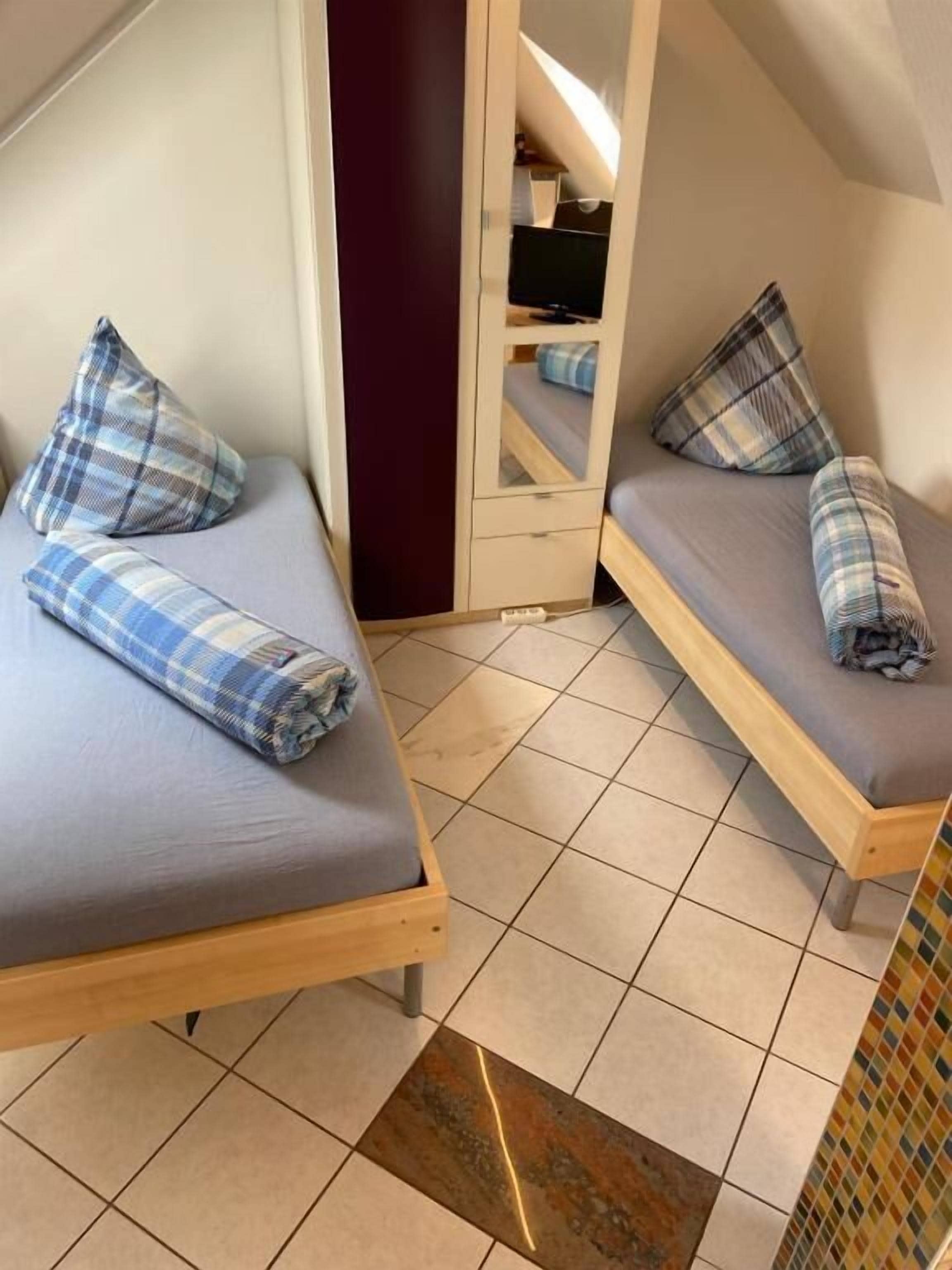 Comfort studio, 2 eenpersoonsbedden, keuken, aan tuin (Wohnung 3) | Een bureau, een laptopwerkplek, verduisterende gordijnen