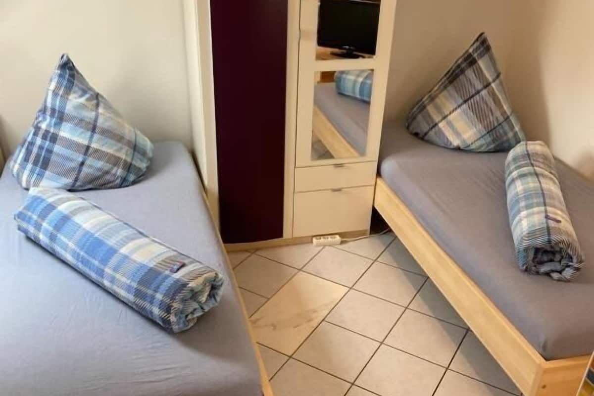 Comfort Studio, 2 Twin Beds, Kitchen, Garden Area (Wohnung 3) | Desk, laptop workspace, blackout drapes, soundproofing