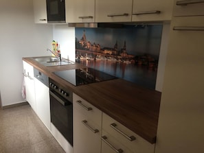 Comfort appartement, 3 slaapkamers, keuken (Wohnung 1) | Privékeuken | Een koelkast met diepvriezer, een microgolfoven, een kookplaat