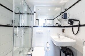 Twin kamer | Badkamer | Gratis toiletartikelen, een haardroger, handdoeken