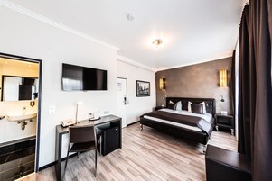 Minibar, escritorio, cortinas blackout y sistema de insonorización 