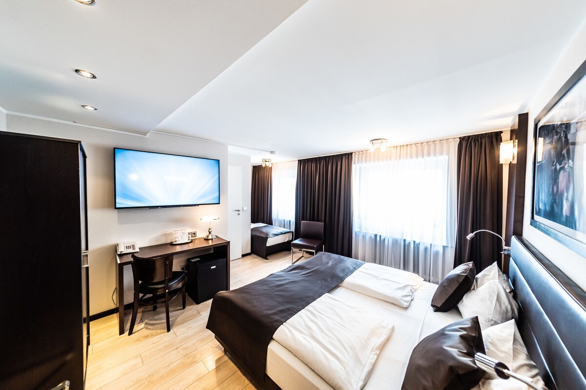Minibar, desk, blackout drapes, soundproofing