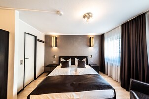 Double Room | Minibar, desk, blackout drapes, soundproofing