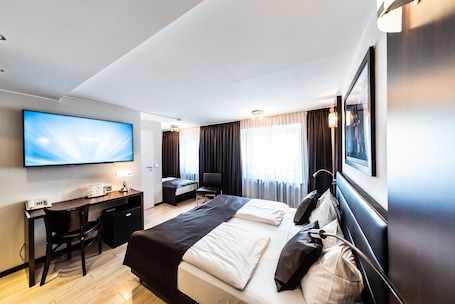 Minibar, escritorio, cortinas blackout y sistema de insonorizaciĂłn