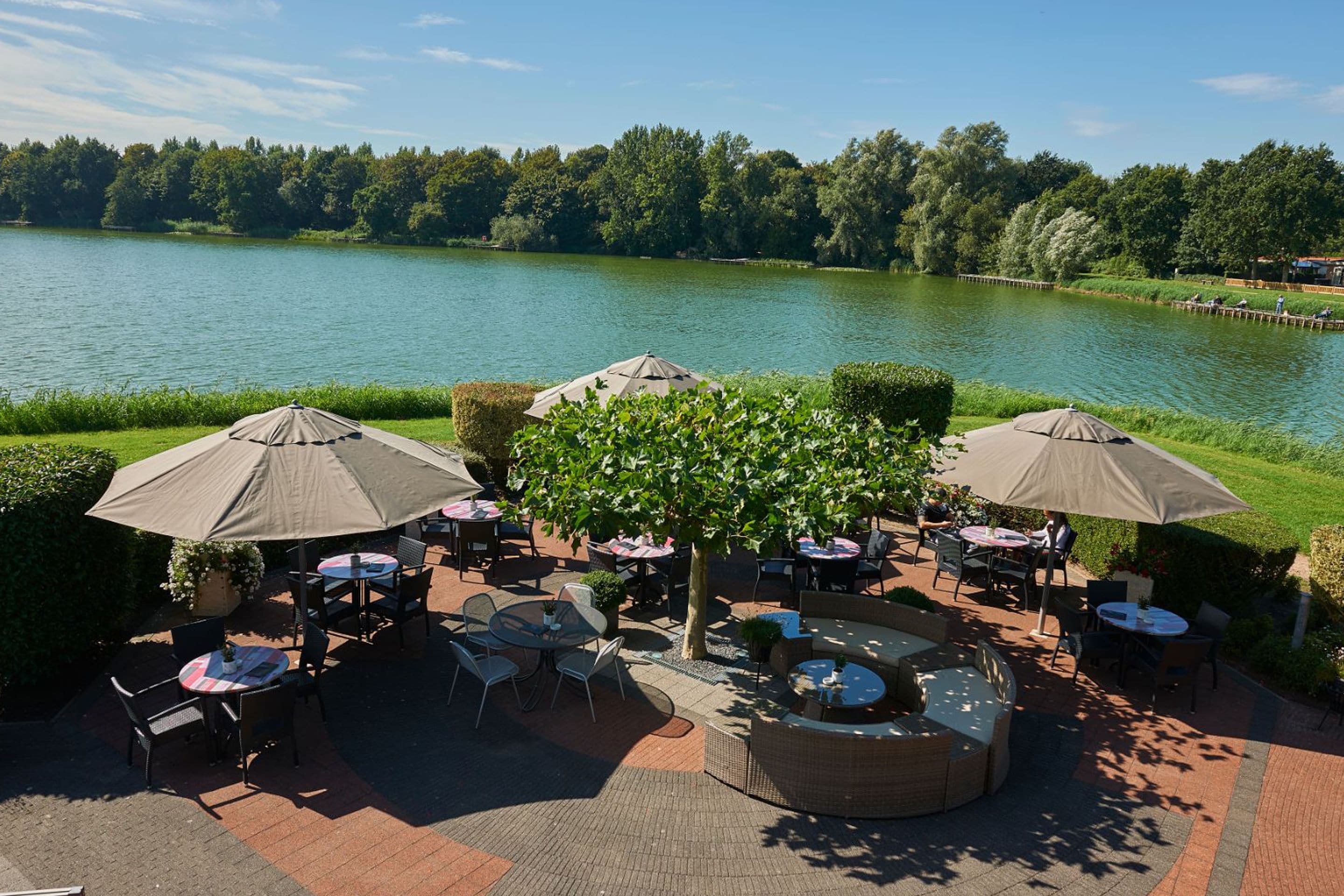 Lunsj og middag serveres, lokale retter