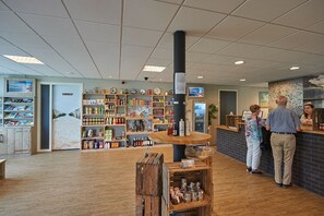 ฝ่ายต้อนรับ