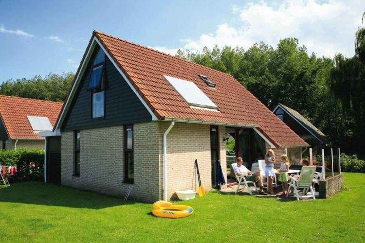 Une maison de plain-pied avec un toit en pente et un petit porche.