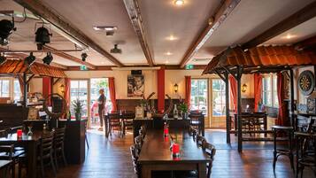 Serveert lunch en diner, lokale gerechten