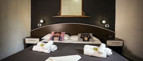 Tweepersoonskamer | Luxe beddengoed, een bureau, een laptopwerkplek, geluiddichte muren