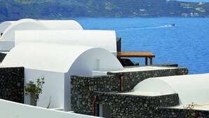 Un edificio costero con techos abovedados blancos que da al mar.