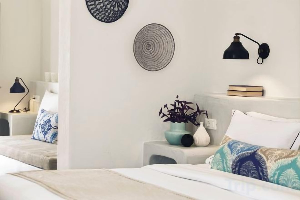 Luxe beddengoed, een minibar, een kluis op de kamer, een bureau