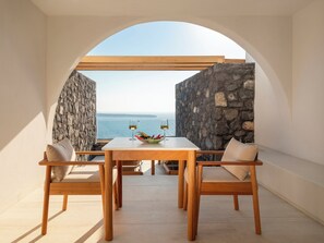 In-room dining - Santo Pure Oia Suites & Villas (Santorini)