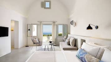 Sunset & Sea View Suite with Hot Tub | Luxe beddengoed, een minibar, een kluis op de kamer