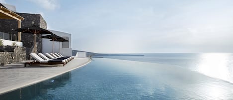 6 outdoor pools, pool umbrellas, sun loungers