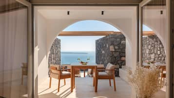 Honeymoon Junior Suite Sunset & Sea View with Pool | Terrace/patio