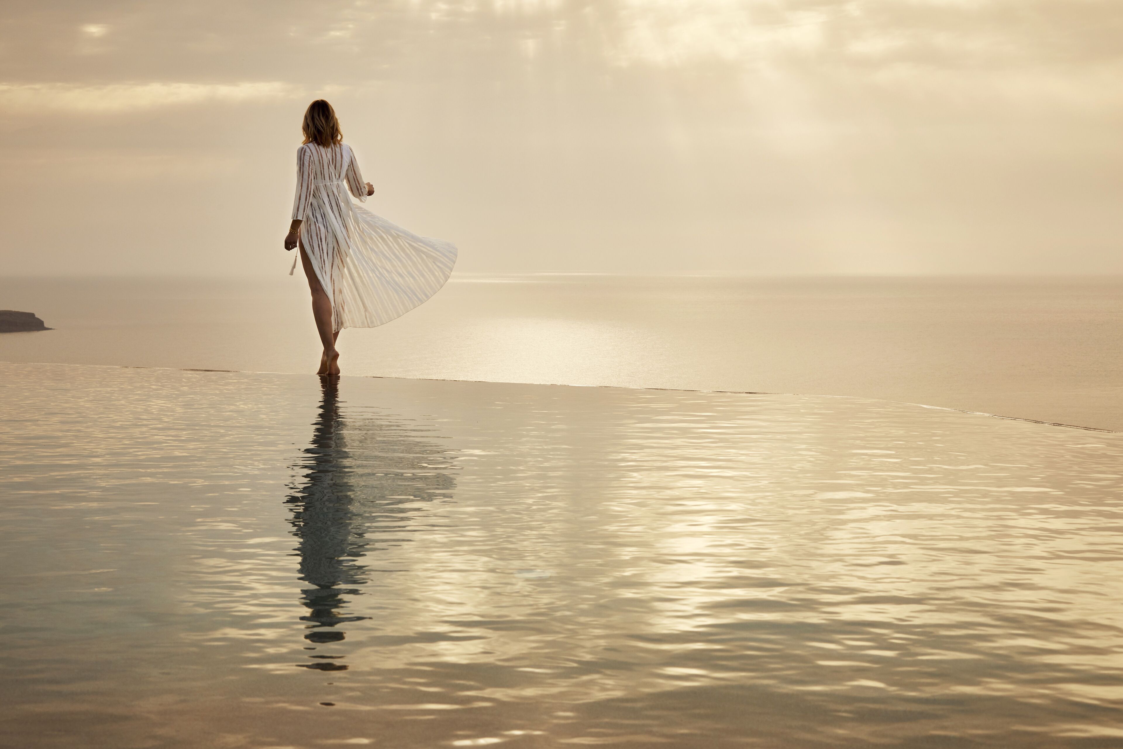 6 Außenpools, Sonnenschirme, Liegestühle