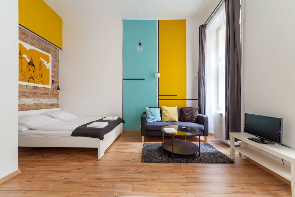 Biancheria da letto di alta qualità, postazione laptop, tende oscuranti