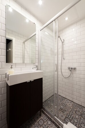 Studio Premier, côté cour intérieure | Salle de bain | Douche, séchoir à cheveux, serviettes fournies