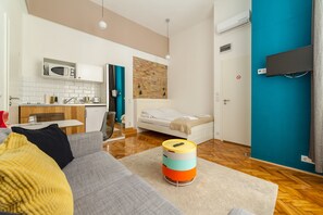 Premier Studio, Courtyard Area | Premium bedding, laptop workspace, blackout drapes, iron/ironing board - Tatra 4 Studios (Budapest)