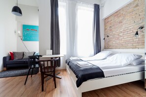 Premium bedding, laptop workspace, blackout drapes, iron/ironing board - Tatra 4 Studios (Budapest)