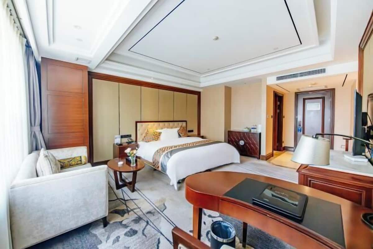 Minibar, in-room safe, iron/ironing board, alarm clocks