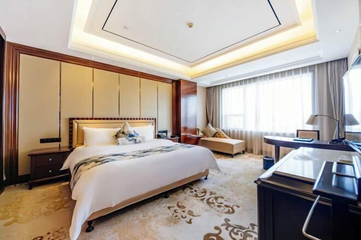 Minibar, in-room safe, iron/ironing board, alarm clocks