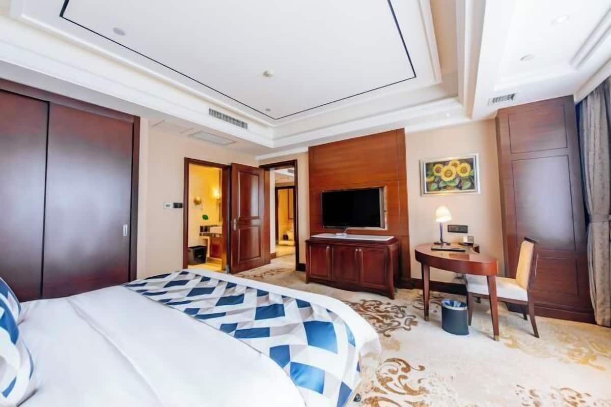 Minibar, in-room safe, iron/ironing board, alarm clocks