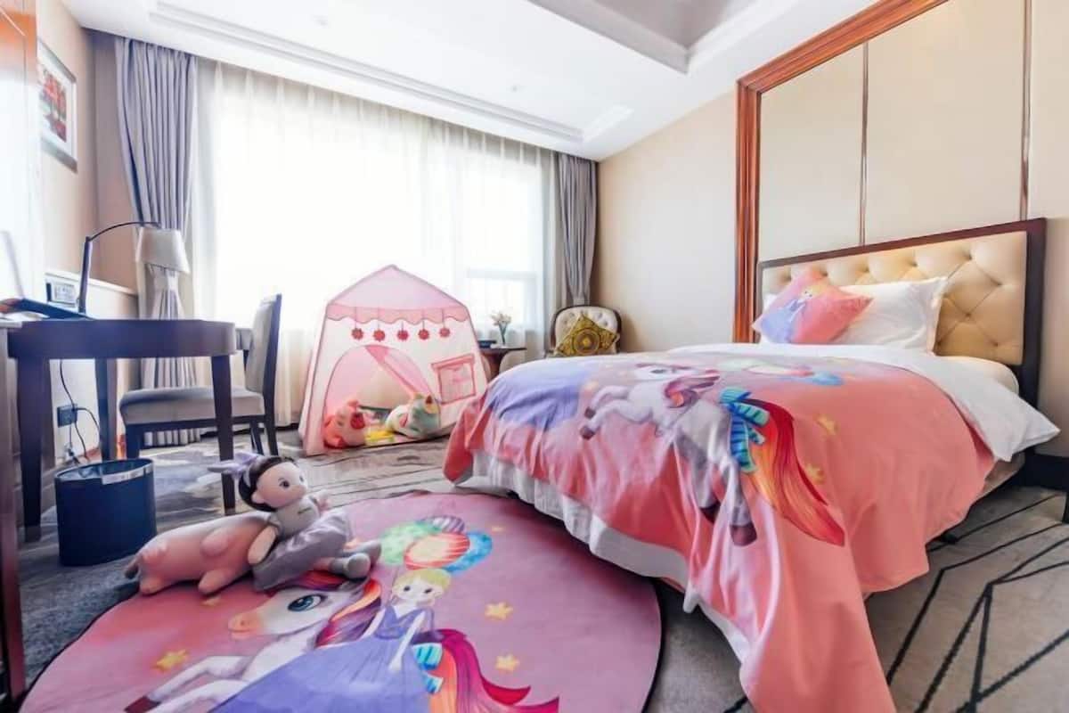 Minibar, in-room safe, iron/ironing board, alarm clocks